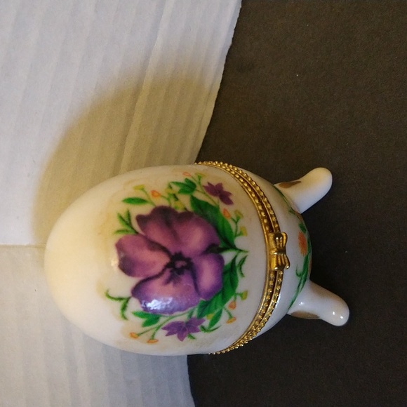Ceramic egg-shaped trinket box floral hinged footed. - Picture 1 of 6